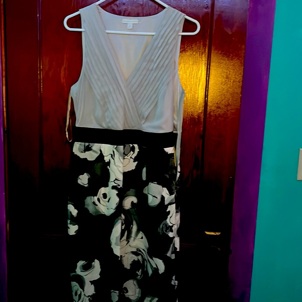 New York & Company Gray Floral Dress